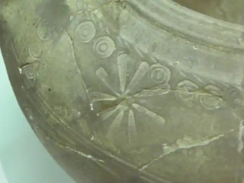 Cylindrical vessel with a flower-like, nine-pointed cross with a circle inside